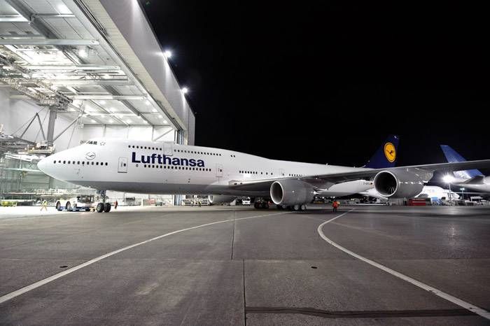 Lufthansa-Boeing_747_8_Intercontinental_Rollout