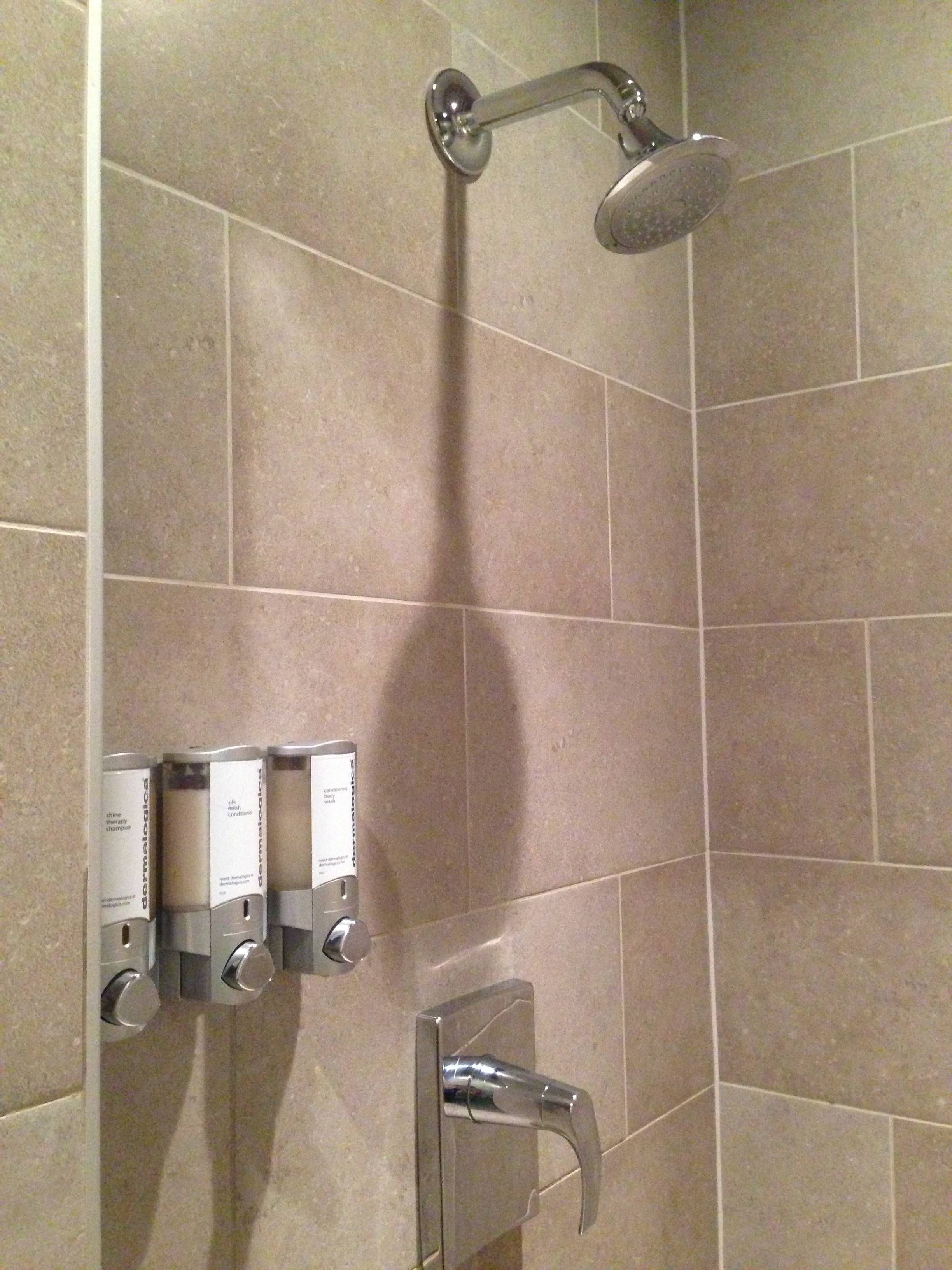 Chuveiro Shower Room Chicago Admirals