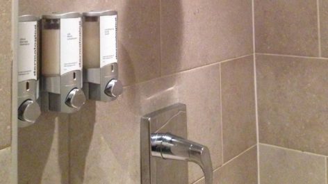 Chuveiro da sala VIP Admirals Club Terminal 3 – Aeroporto de Chicago (ORD)