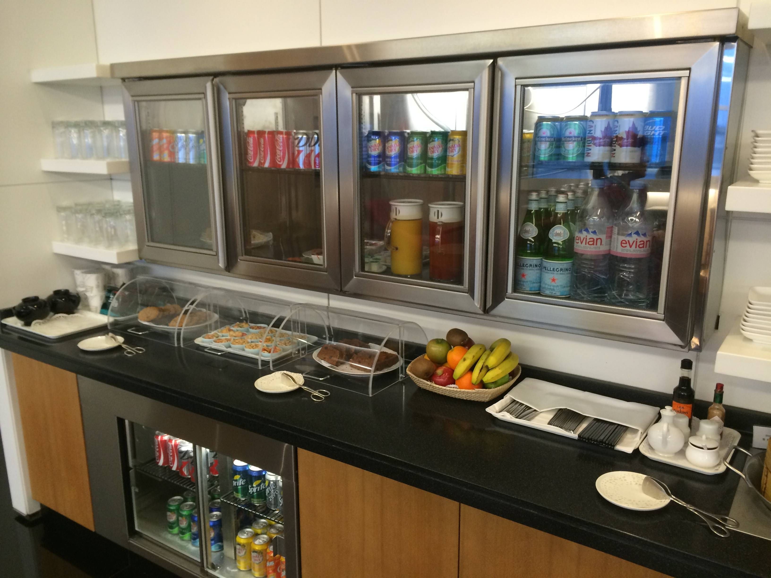 Cathay Pacific First and Business Class Lounge Vancouver - passageirodeprimeira