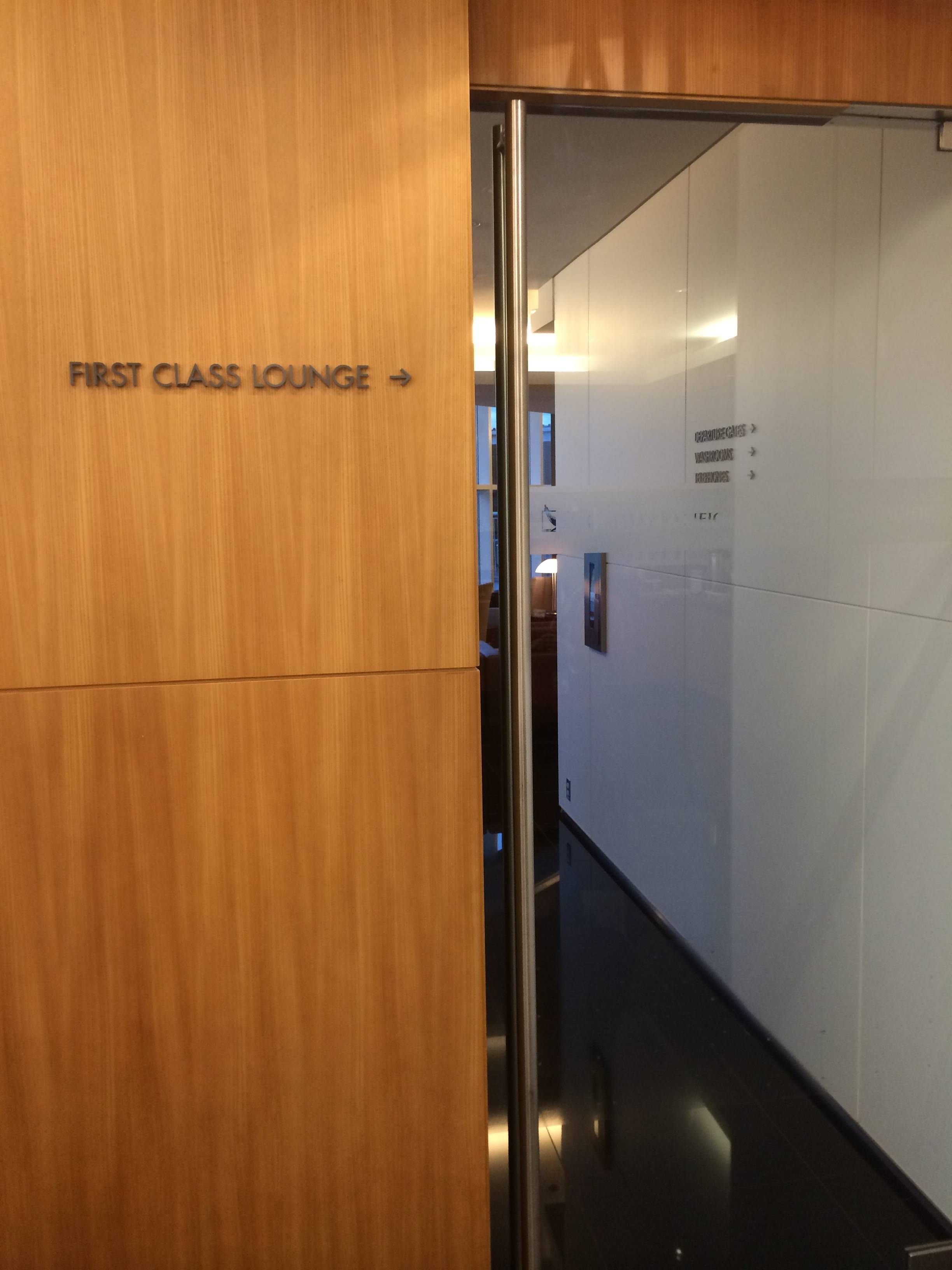 Cathay Pacific First and Business Class Lounge Vancouver - passageirodeprimeira
