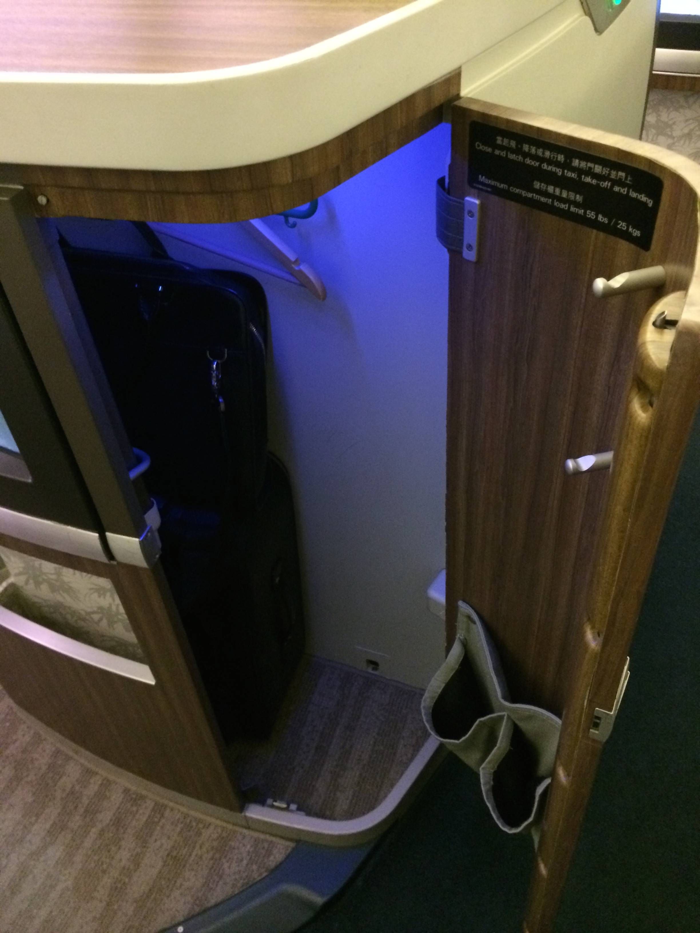 cathay pacific first class b777-300er primeira classe