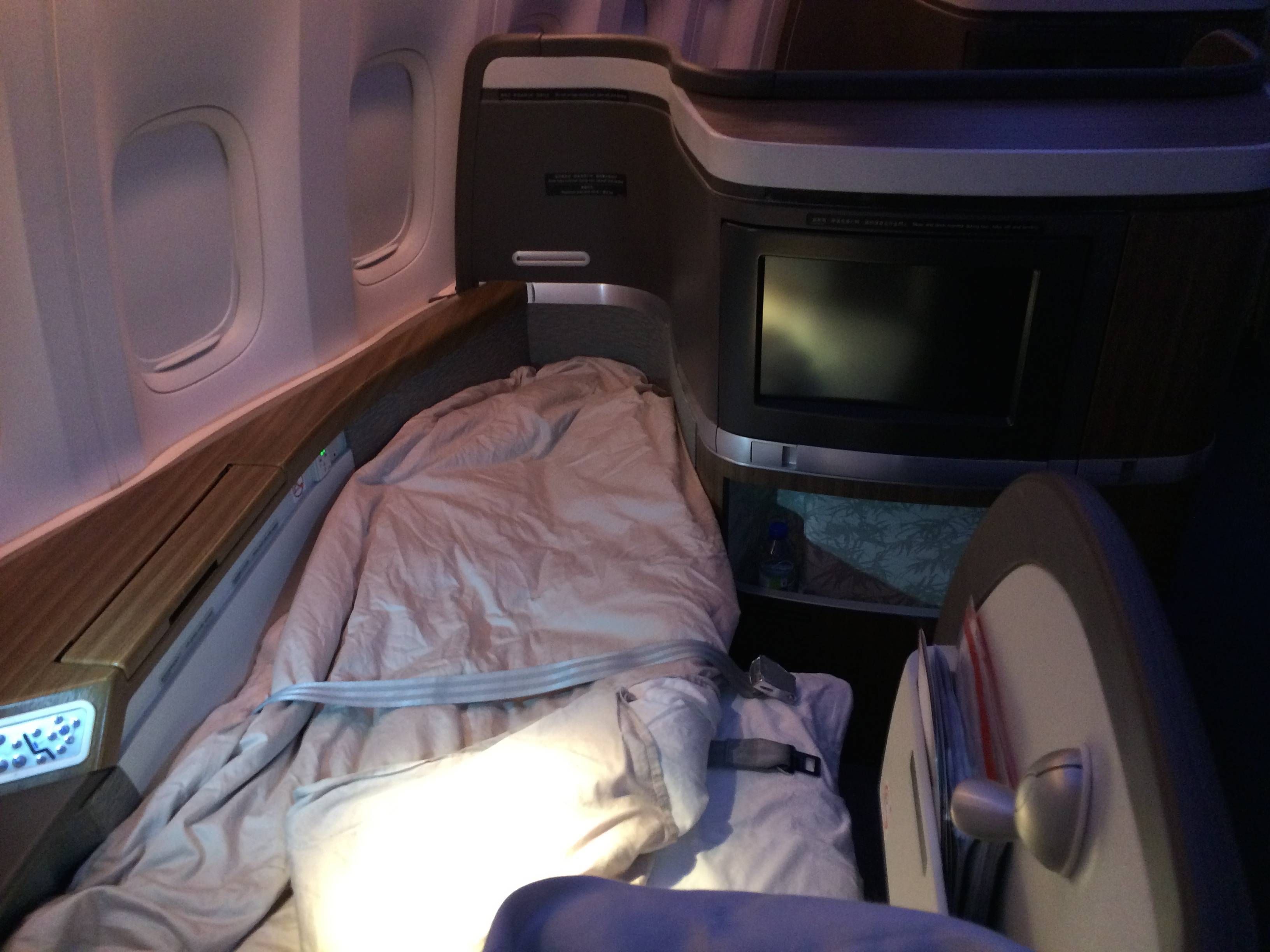 cathay pacific first class b777-300er primeira classe