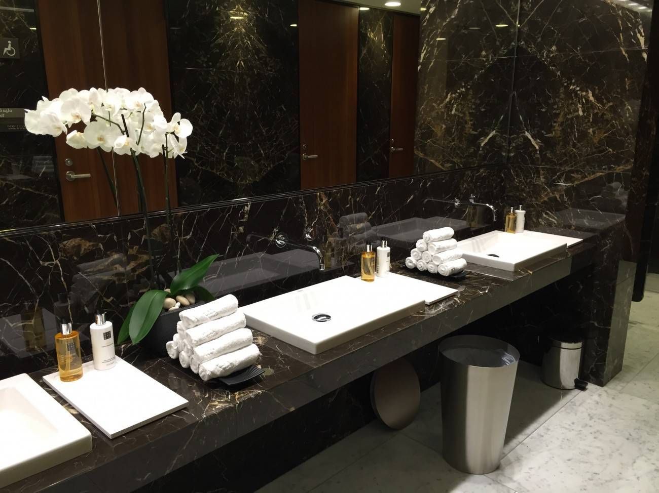 qatar airways arrival lounge