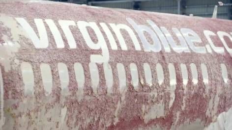 Vídeo do processo de remoção de pintura de uma aeronave