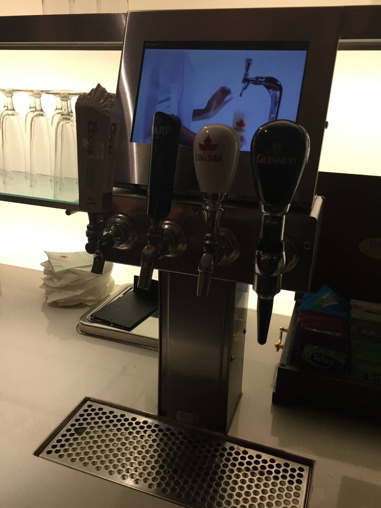Maple Leaf Lounge Toronto -016