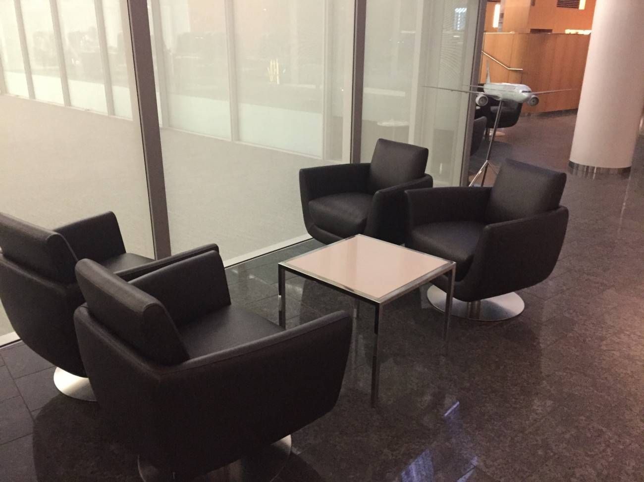 Maple Leaf Lounge Toronto -02