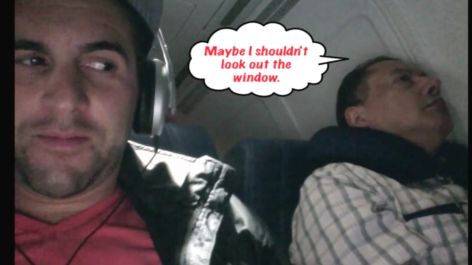 Vídeo engraçado de um passageiro intrometido durante o vôo