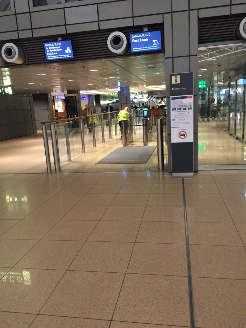 Hamburg Airport Lounge -02