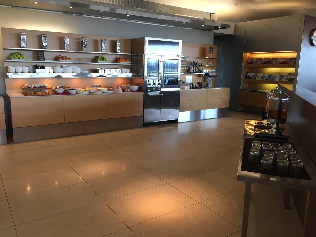 Qantas Business Lounge Sydney -013