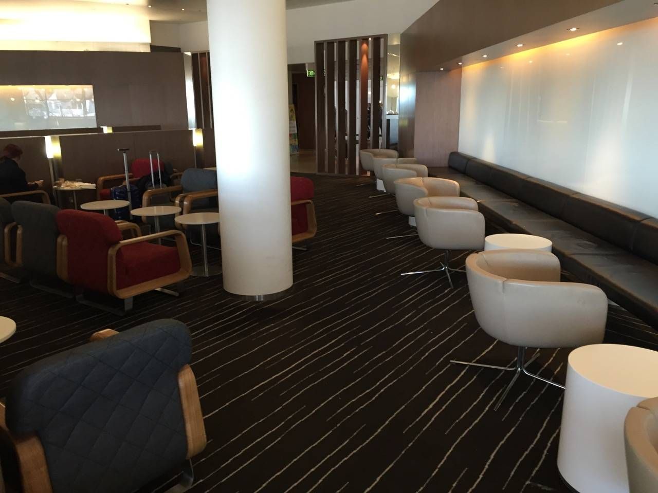 Qantas Business Lounge Sydney -023