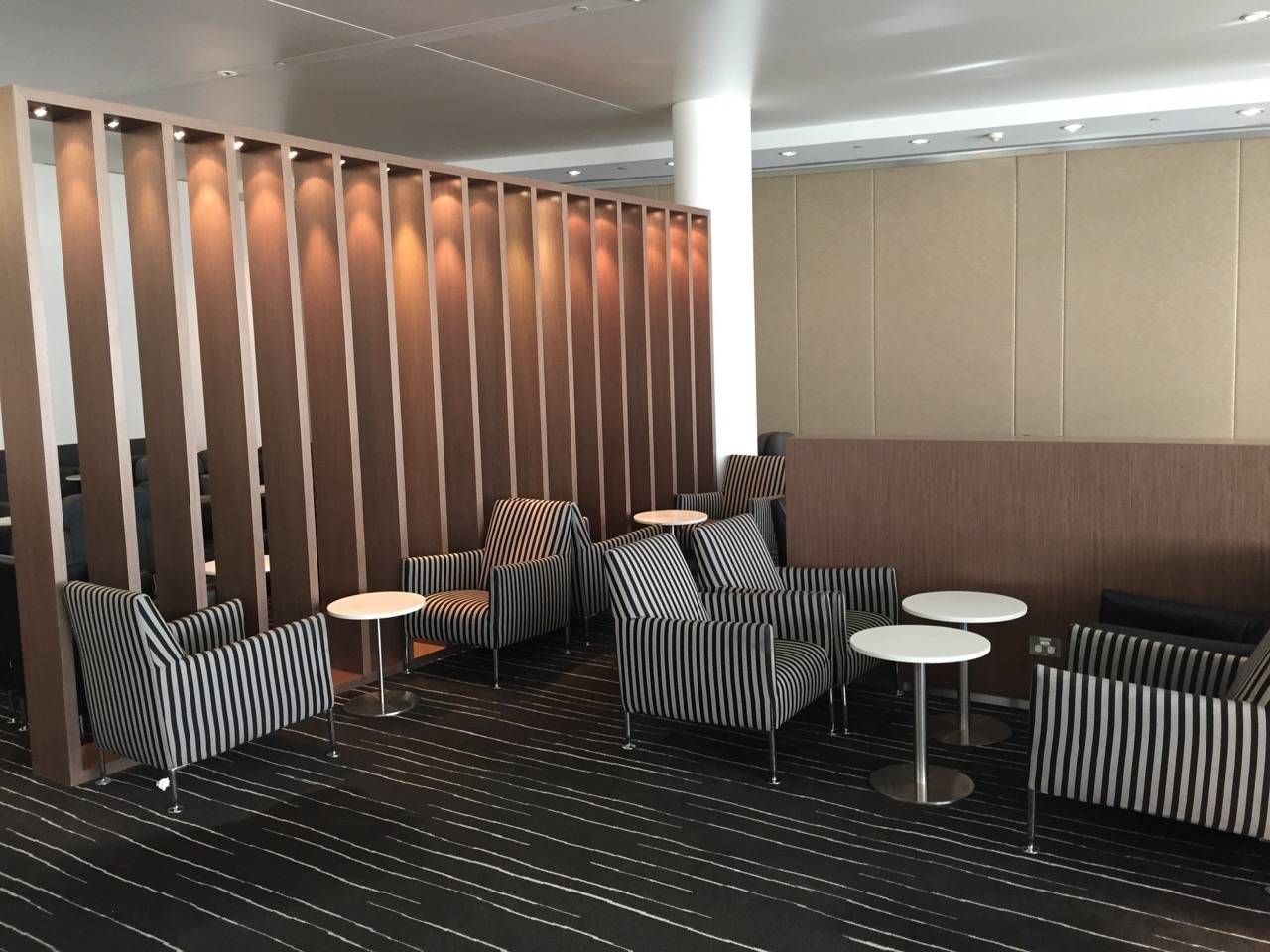 Qantas Business Lounge Sydney -030