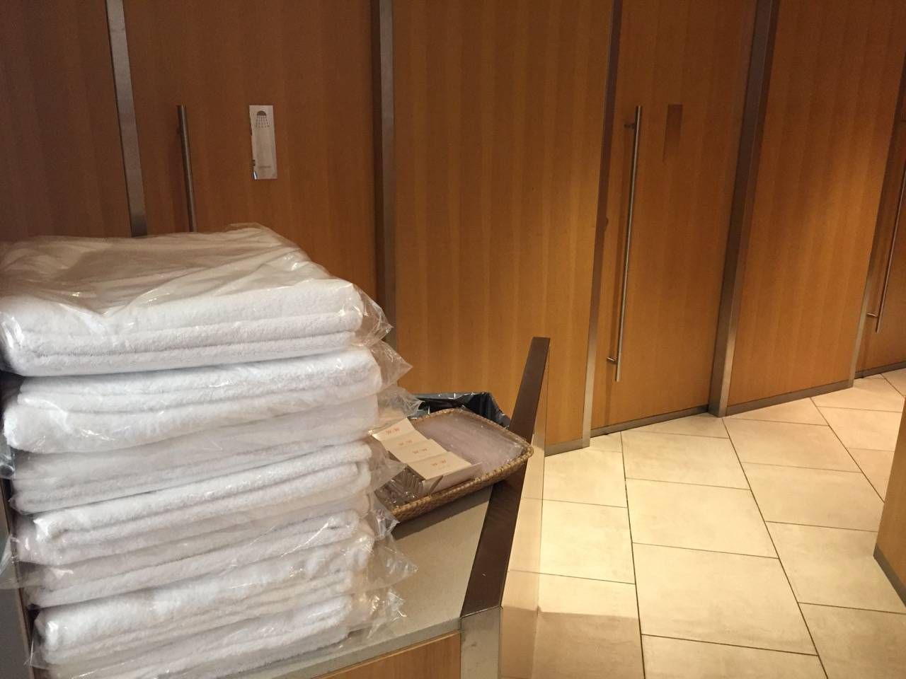 Qantas Business Lounge Sydney -033