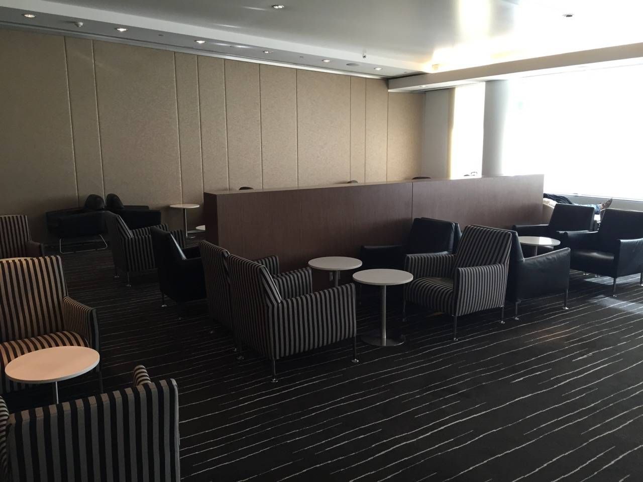 Qantas Business Lounge Sydney -06