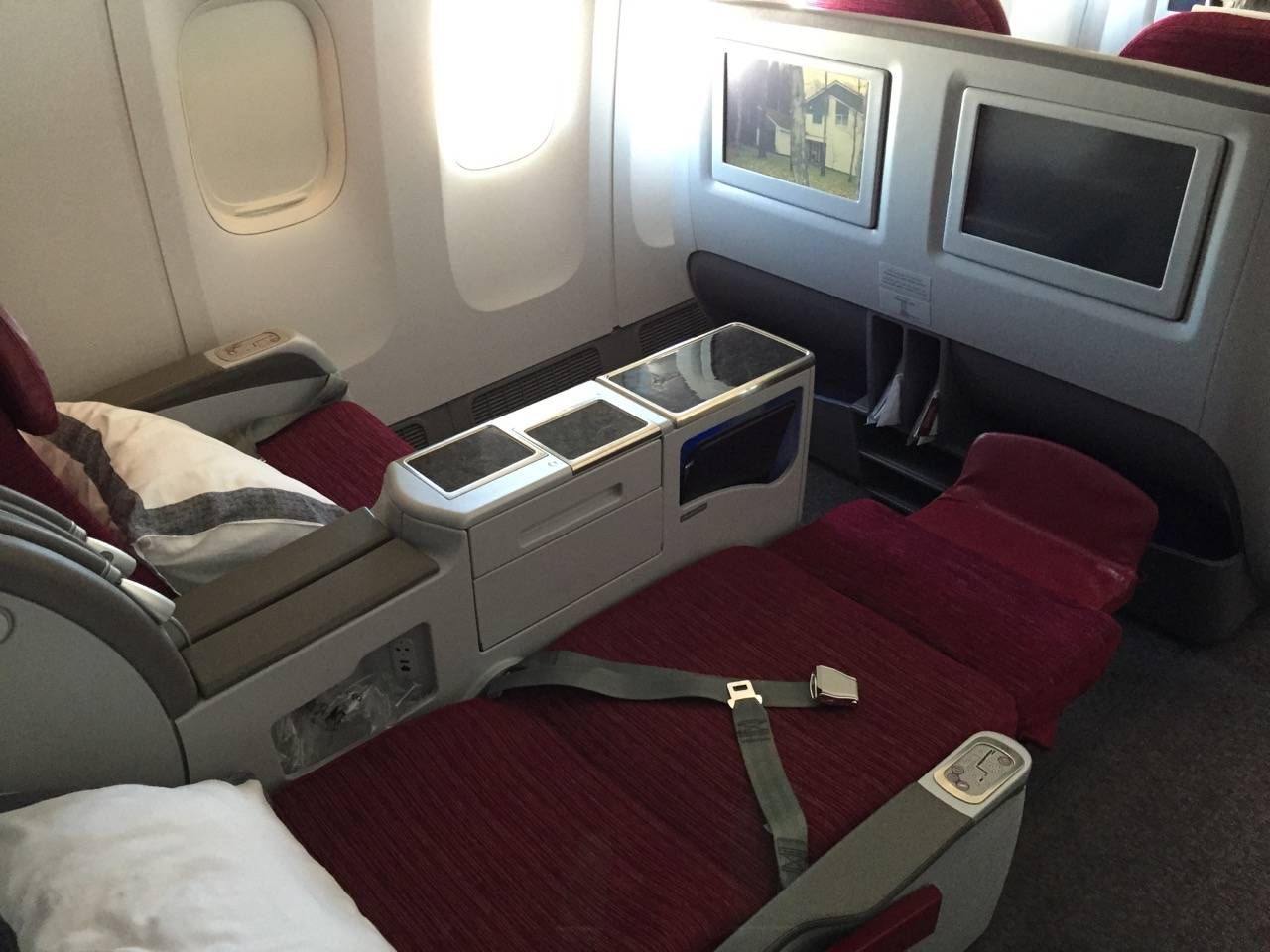 Qatar Business B777-300ER -025