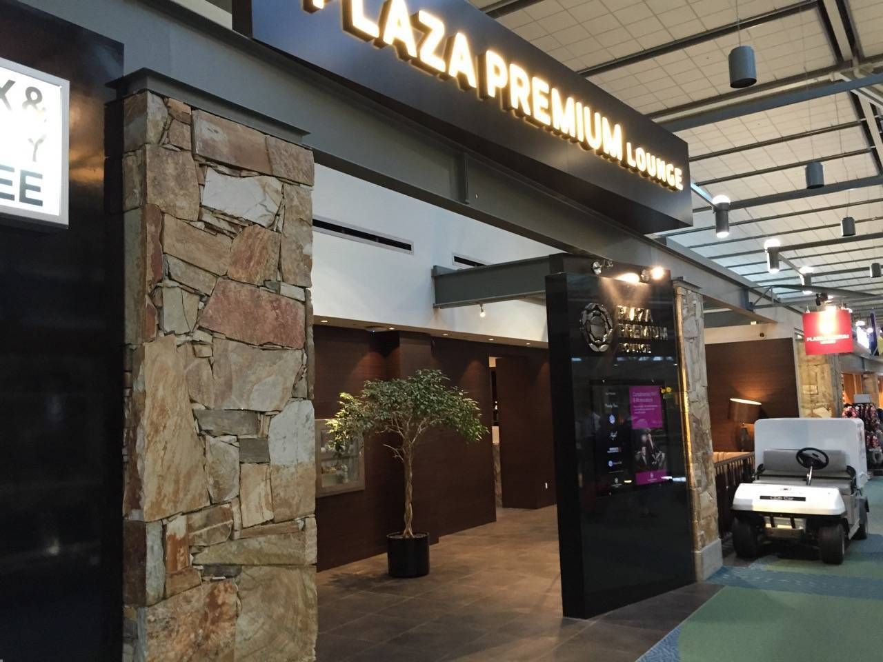 Plaza Premium Lounge Vancouver-01