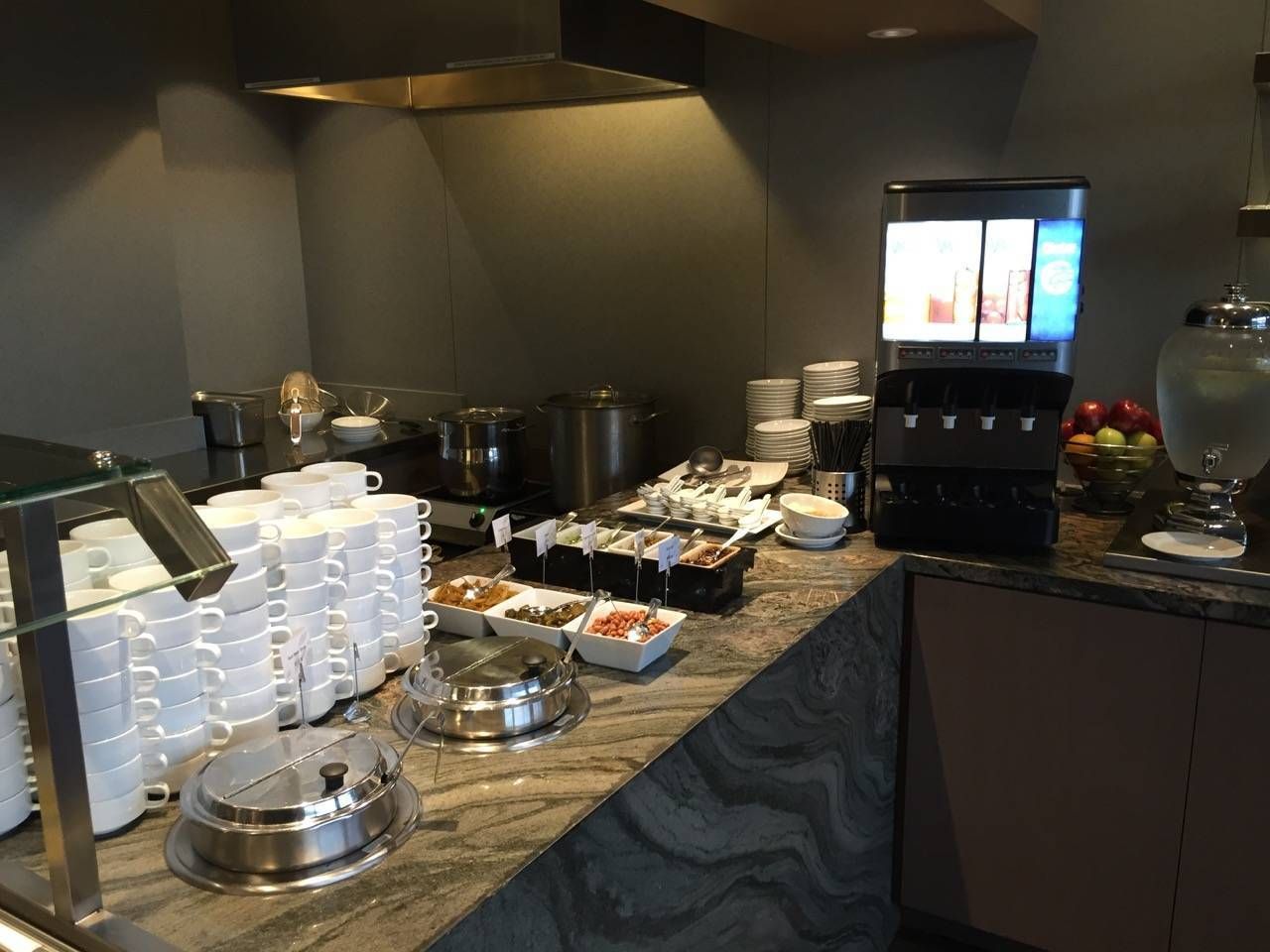 Plaza Premium Lounge Vancouver-014