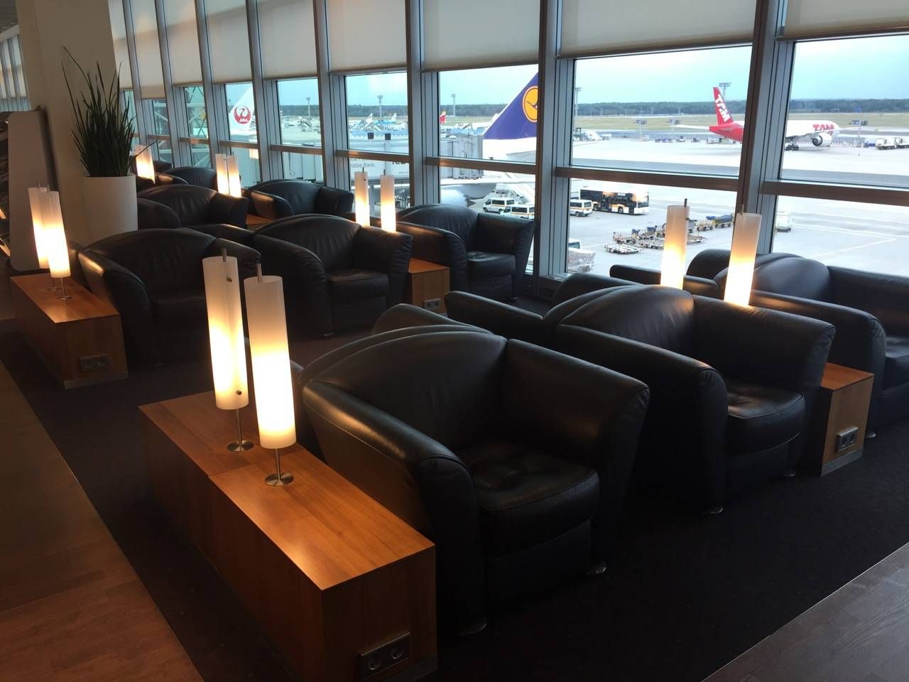 Lufthansa Senator Lounge Frankfurt C15-04