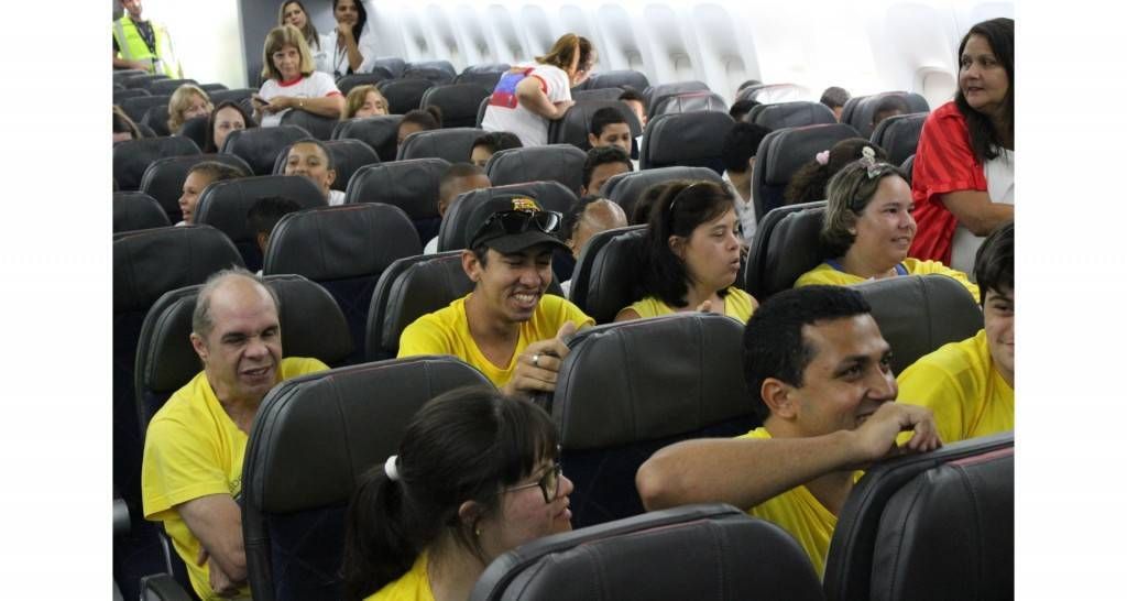 RIOgaleao - Visita de criancas a  aeronave pela primeira vez (3)