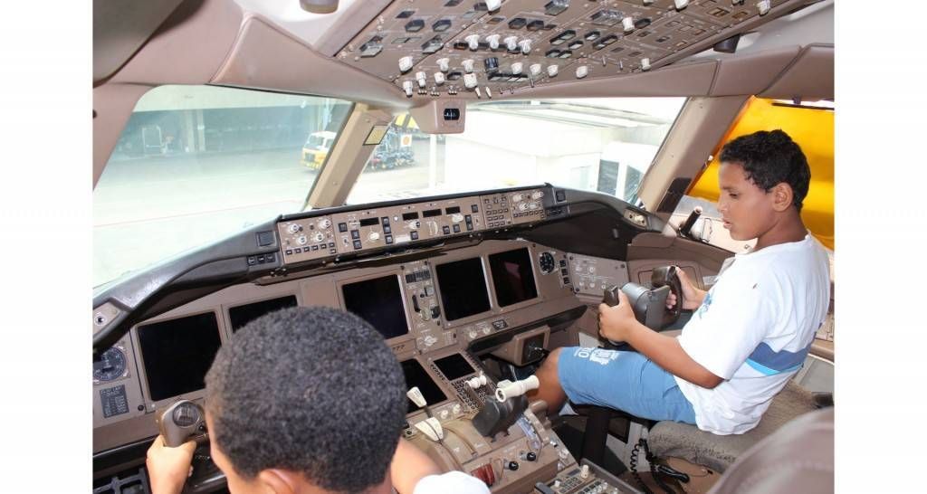 RIOgaleao - Visita de criancas  à aeronave pela primeira vez