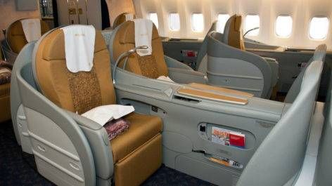 R$25.000 pra voar na Primeira Classe da TAAG. Oi?!