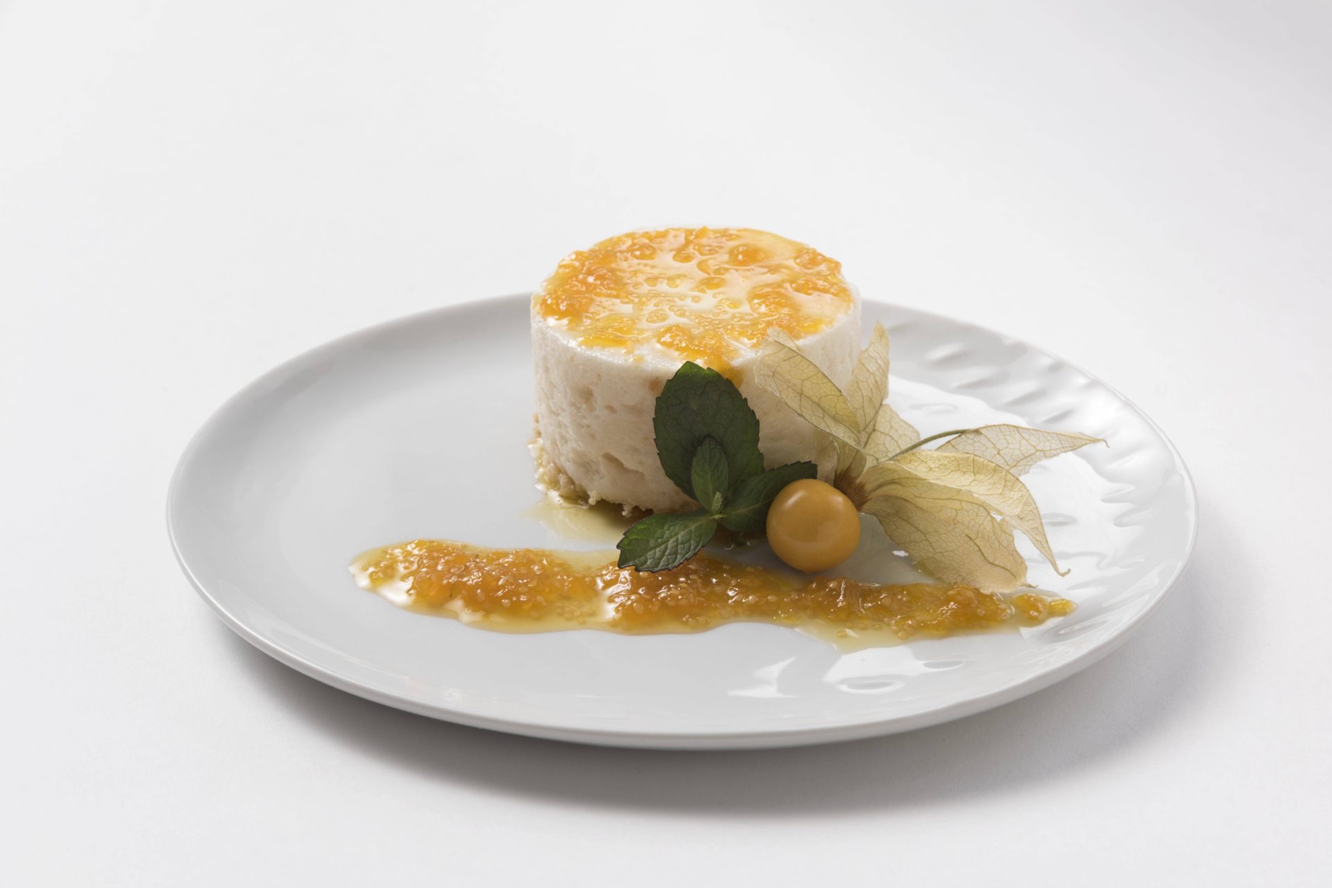23885_Chirimoya-mousse-with-physalis-compote