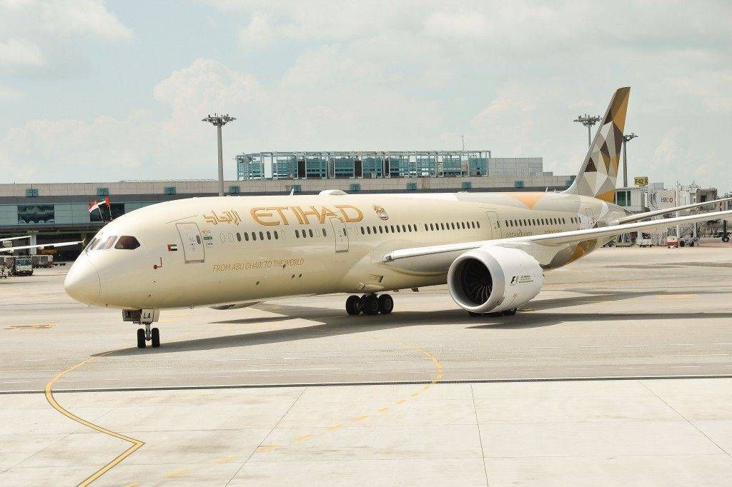 etihad-airways-b789_a6-bla-on-arrival-at-changi-e1438624992134