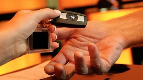 Aluguel de carro no exterior - usar o seguro do cartão de crédito ou da locadora?