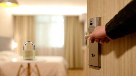 Segurança em quarto de hotel - Como você protege seus pertences pessoais?