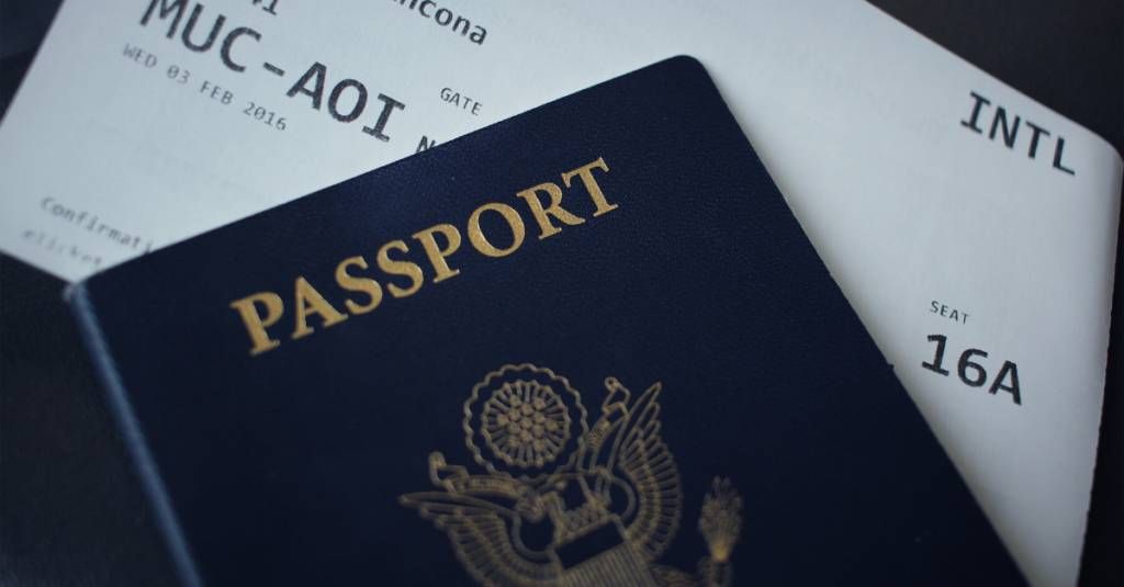 passaporte e passagem de avião 