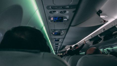 Proposta de lei prevê multa a passageiros que se levantam antes do tempo no avião