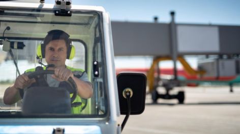 Para que servem os veículos que você vê pelos aeroportos?