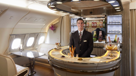 Quais companhias possuem bar ou lounge a bordo?