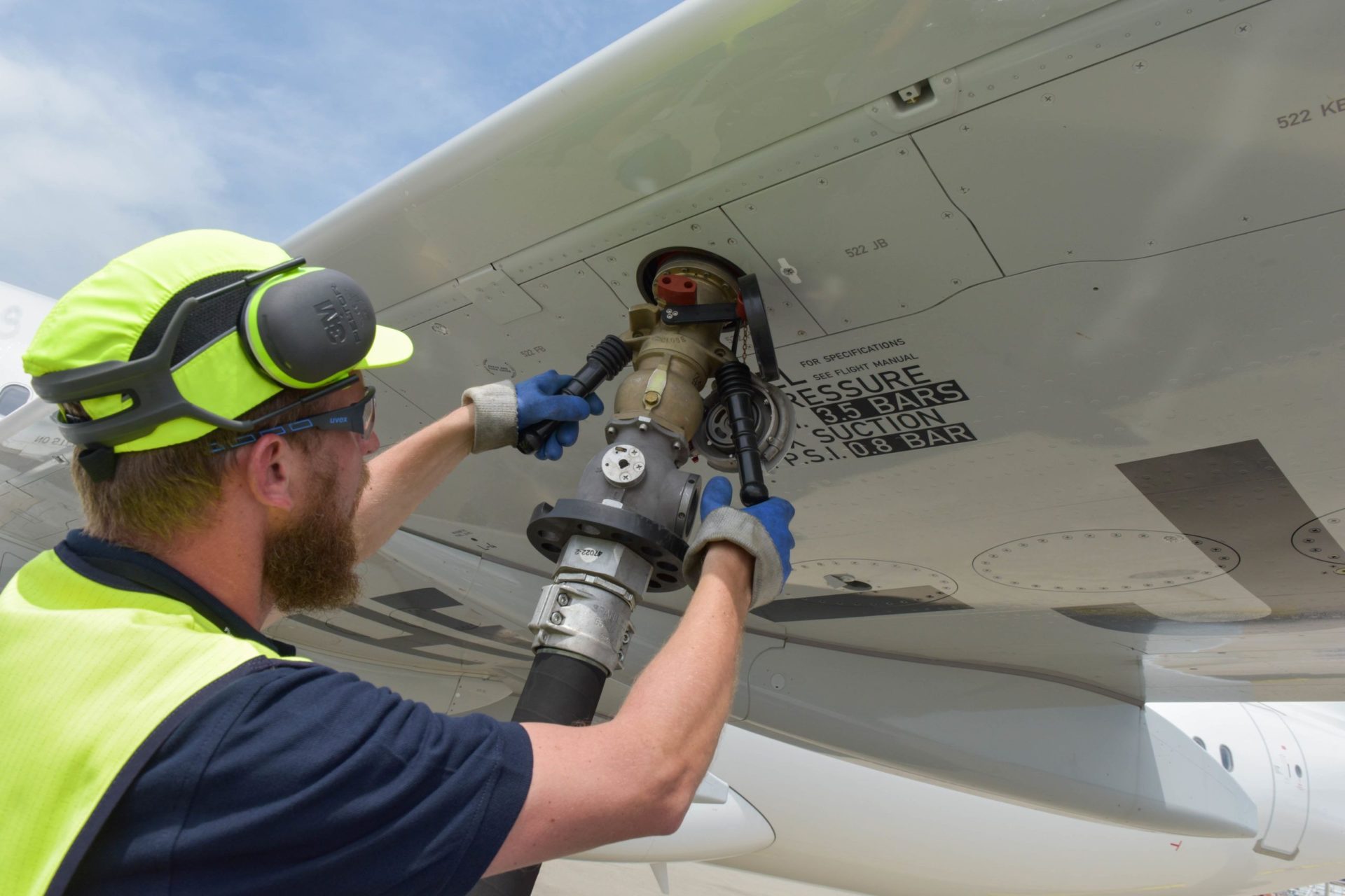 Abastecimento da aeronave com o combustível sustentável