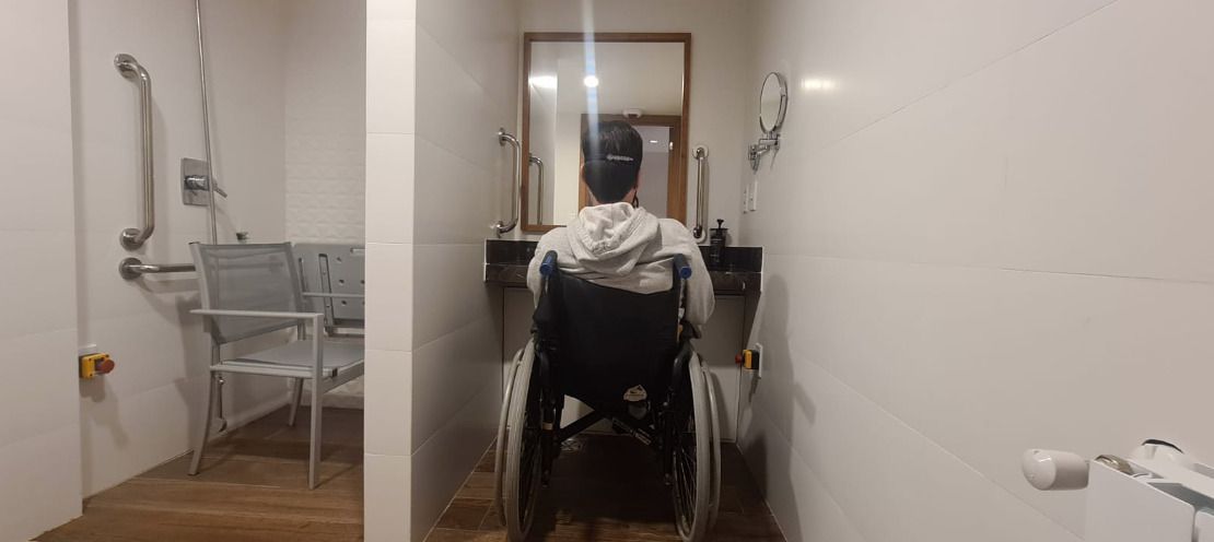 #PraTodoMundoVer: Eu cadeirante na bancada do banheiro