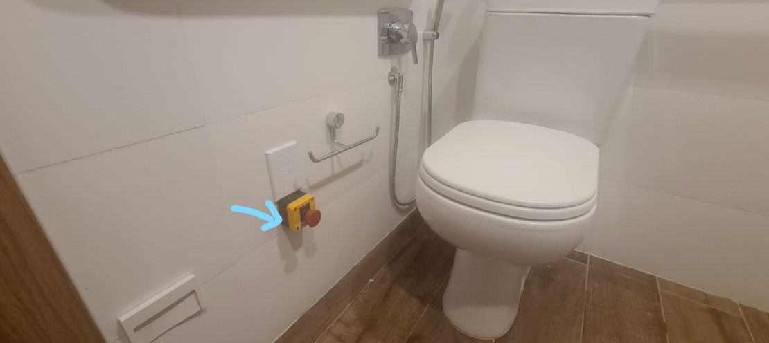 #PraTodoMundoVer: Vista do botão do pânico ao lado do vaso sanitário
