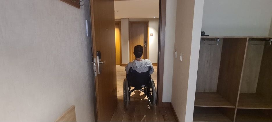 #PraTodoMundoVer: Porta aberta com imã e eu cadeirante saindo do quarto