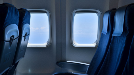 Como auxiliar uma pessoa com deficiência em uma viagem de avião em caso de emergência