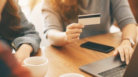 Qual a idade mínima para solicitar cartões de crédito para crianças e adolescentes?