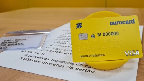 Banco do Brasil apresenta seu primeiro cartão de crédito em braille