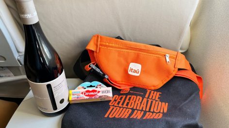 Passageiros da Azul voando para o Rio de Janeiro ganharam kits personalizados do Itaú em celebração ao show da Madonna