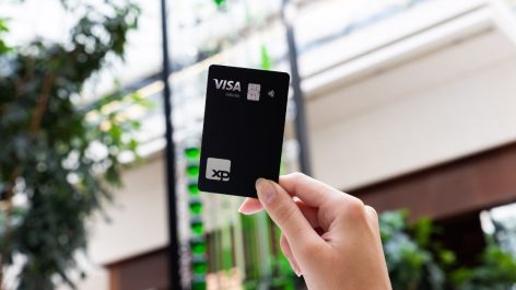 Cartão XP lança oferta de 4 pontos por dólar ou investback de 2%
