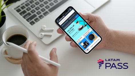 LATAM lança campanha oferecendo cupom de desconto da Amazon nos aeroportos