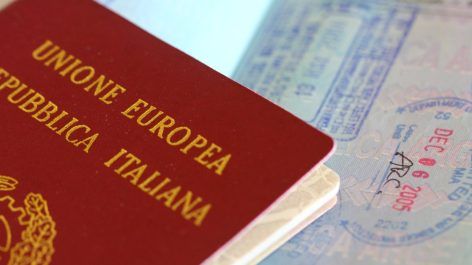 Senado da Itália aprova lei que restringe o direito a cidadania italiana apenas a filhos e netos