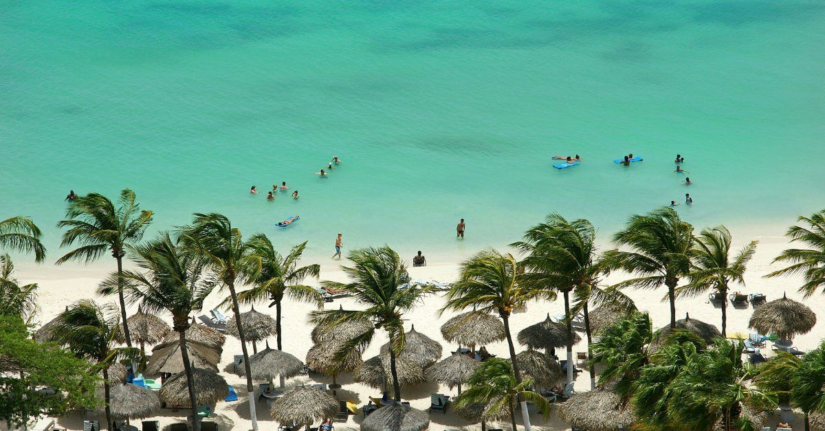 praia com águas claras em aruba
