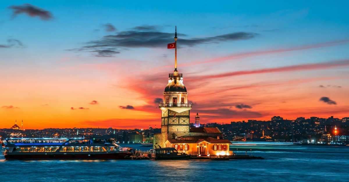 ponto turístico em istambul com um lindo por do sol