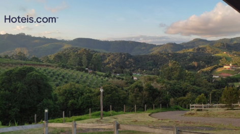 Hotéis em Monte Verde com até 15% de desconto + 8% off com cupom exclusivo da Hoteis.com