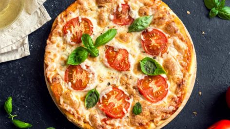 Pizza a bordo! Azul anuncia novidades no serviço de bordo em voos para os EUA