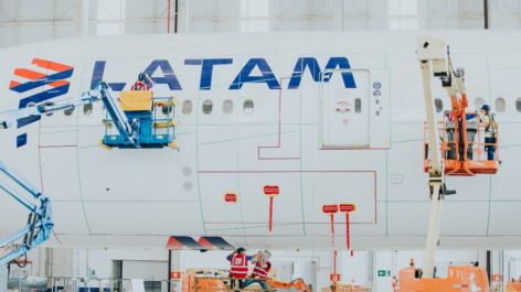LATAM adota tecnologia inspirada em pele de tubarão para reduzir consumo de combustível