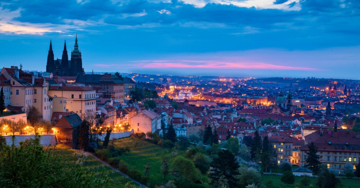 cidade de praga ao anoitecer